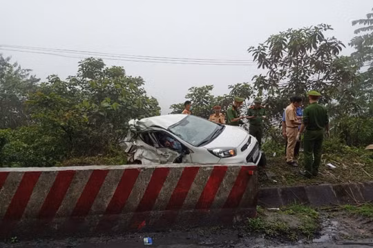 Hòa Bình: Xe khách tông xe con trên QL.6, 2 người tử vong