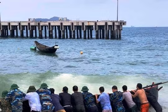 Chìm thuyền do ảnh hưởng gió mùa, 2 ngư dân thoát nạn