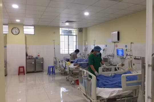 Nam sinh phải nhập viện sau khi hút thuốc lá điện tử
