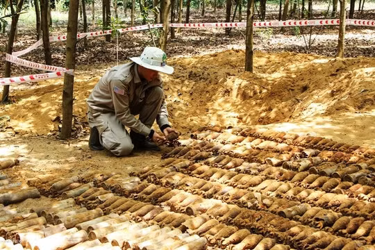 Quảng Trị: Phát hiện hầm chứa hàng trăm đạn cối, lựu đạn