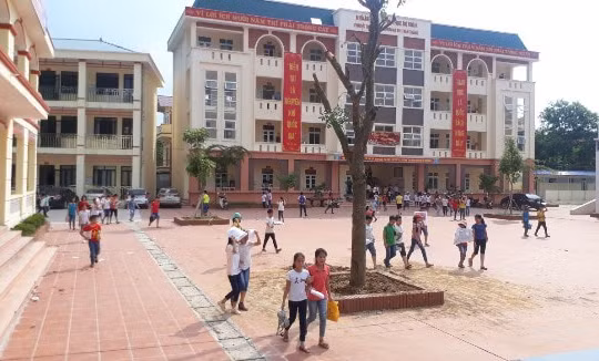 Nam học sinh lớp 9 rơi từ tầng 2 xuống sân trường