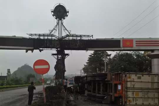 Thanh Hoá: Xe đầu kéo lật nghiêng, bốc cháy trên QL.1