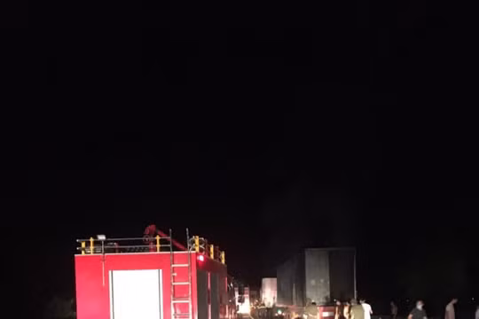 Nam Định: Xe container bốc cháy trên cao tốc Cầu Giẽ - Ninh Bình