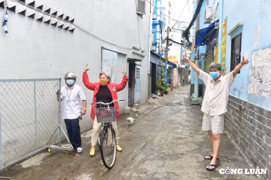 Người dân mừng rỡ khi hơn 300 chốt kiểm soát tại TP. HCM được tháo gỡ