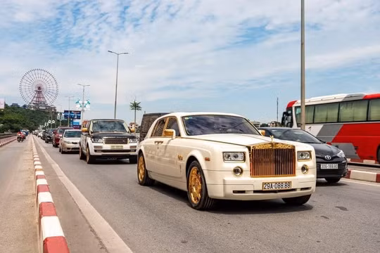 Ấn tượng với dàn siêu xe mạ vàng, biển đẹp trị giá hơn 50 tỷ đồng