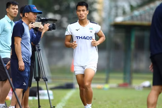 Bình Dương FC quên đăng ký Lê Văn Sơn