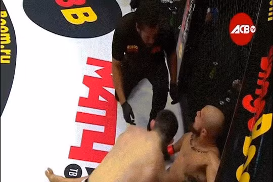 Nhà vô địch MMA tung cước đá đối thủ gãy chân tại sàn đấu