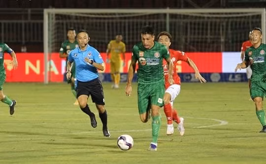 Vừa ra mắt V.League, HLV Nhật Bản của CLB Sài Gòn đã chê trọng tài