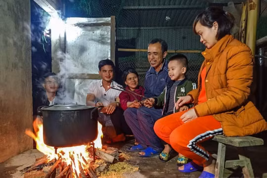 Ấm áp tình thân bên nồi bánh chưng ngày cận Tết Nguyên đán