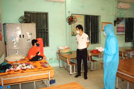 15 học sinh Tiểu học Xuân Phương được về nhà cách ly