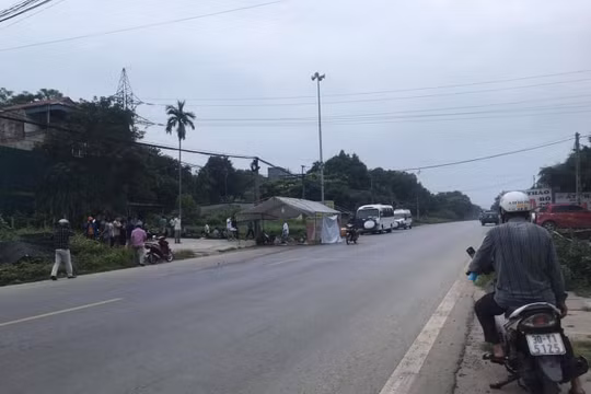 Hà Nội: Nghi vấn chiếc xe ben đi lấn làn, đâm vào xe máy khiến 2 thanh niên tử vong
