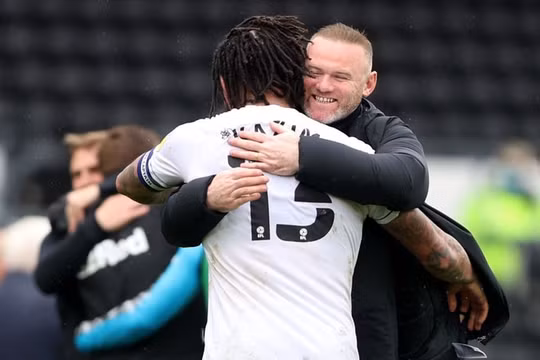 HLV Rooney cùng học trò thoát hiểm ở vòng cuối giải hạng Nhất