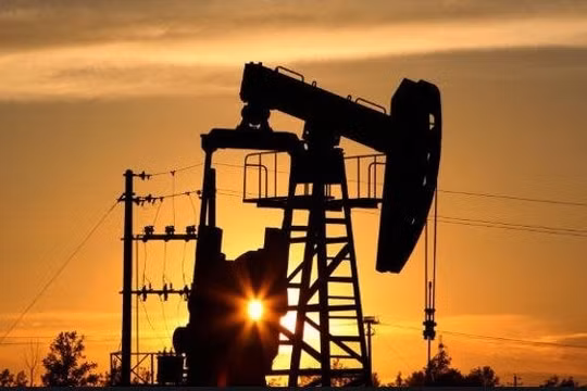 Giá xăng dầu hôm nay 25/6: Neo trên đỉnh gần 3 năm