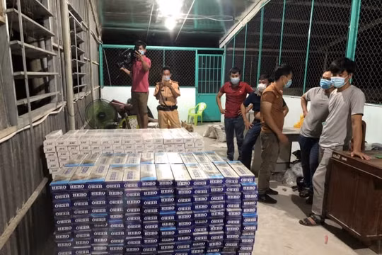 Lái xe vận chuyển 10.000 bao thuốc lá ngoại nhập lậu, 'bỏ của chạy lấy người'