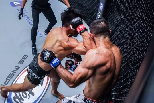 Võ sĩ thép ra đòn tàn bạo, hạ knock-out cựu vô địch MMA