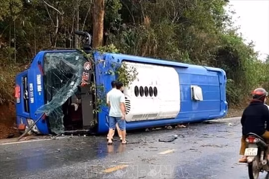 Lật xe khách giường nằm, 19 người bị thương