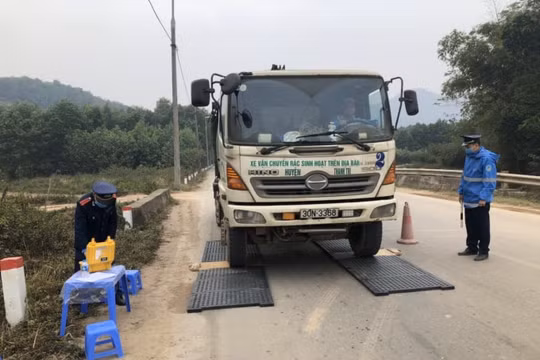 Nhiều khó khăn trong xử lý xe chở rác vi phạm