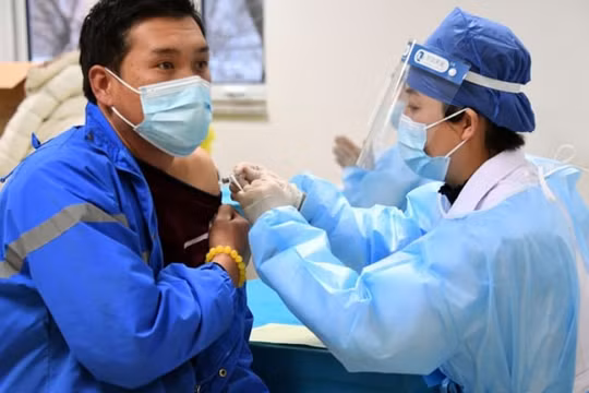Trung Quốc bắt đầu tiêm vắc xin tăng cường sau khi 80% dân số nhận đủ 2 mũi
