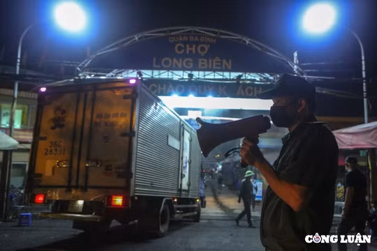 Chợ Long Biên chính thức hoạt động trở lại sau hơn 2 tháng bị phong tỏa