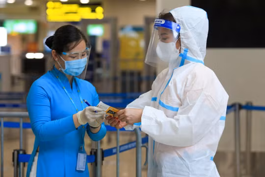 Mở lại tất cả đường bay nội địa, hành khách và trẻ em đi cùng không cần tiêm đủ liều vaccine
