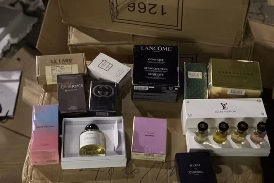 Hà Nội: Phát hiện kho nước hoa hàng hiệu không rõ nguồn gốc, số lượng "khủng" lên tới 12.000 sản phẩm