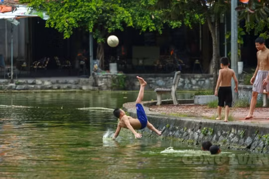 Người dân Hà Nội thích thú "giải nhiệt" mùa hè ở hồ chùa Thầy
