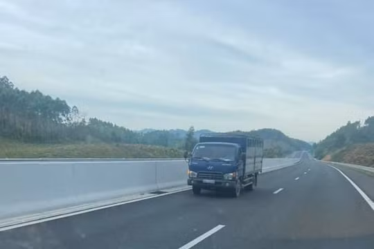 Lái xe ô tô đi ngược chiều trên cao tốc bị phạt 17 triệu đồng