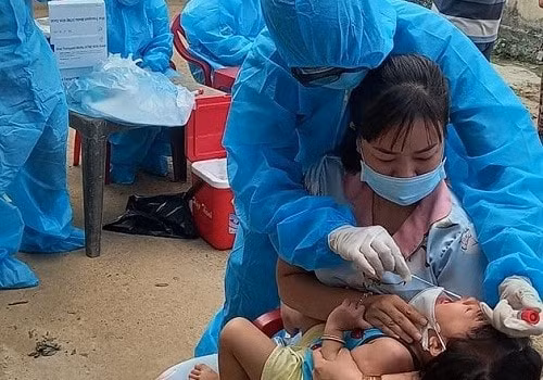 Xúc động hình ảnh các tình nguyện viên trên mặt trận chống dịch