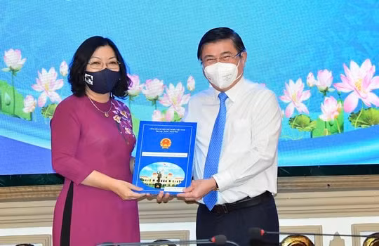 Chủ tịch UBND TP. HCM bổ nhiệm cùng lúc 61 lãnh đạo của 16 quận