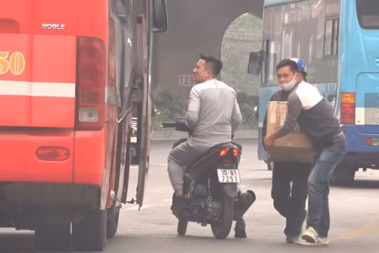 Hà Nội: Tiềm ẩn nguy cơ lây lan dịch Covid-19 từ xe khách tuyến cố định bắt khách dọc đường