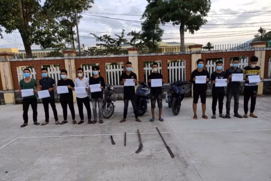 Mâu thuẫn qua mạng, nhóm thanh niên vác mã tấu đi “hỗn chiến”