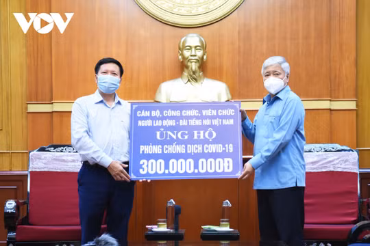 Đài Tiếng nói Việt Nam trao 300 triệu đồng ủng hộ Quỹ phòng, chống Covid-19