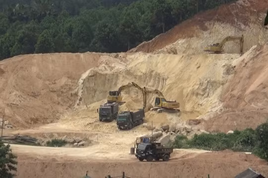 Văn Yên (Yên Bái): "Phớt lờ lệnh cấm" các đối tượng vẫn ngang nhiên san hạ, vận chuyển khoáng sản trái phép