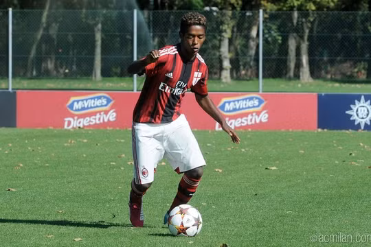 Cựu học viên CLB AC Milan tự sát vì bị phân biệt chủng tộc