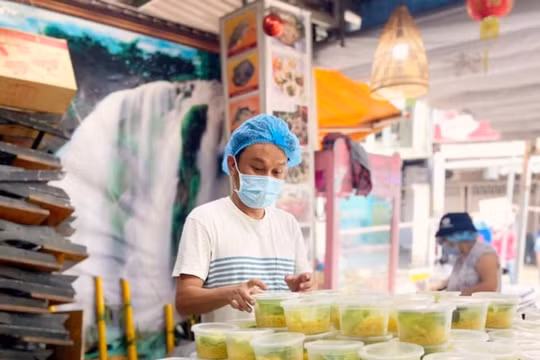 NSƯT Hữu Quốc nỗ lực nấu ăn cùng bếp "Chia sẻ yêu thương" dù gia đình có nhiều người mắc Covid-19