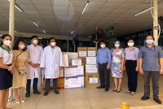 Hội Nhà báo TP.HCM tiếp tục chia sẻ khó khăn với đội ngũ y, bác sỹ