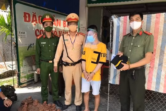 Hà Nội: Không qua được chốt kiểm dịch, nam thanh niên cầm gạch ném lực lượng chức năng