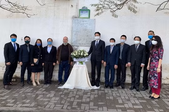 Đặt hoa tưởng niệm các nhà báo Algeria hy sinh tại Việt Nam