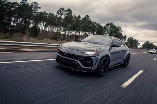 Lamborghini Urus sở hữu gói độ carbon màu xanh lạ mắt
