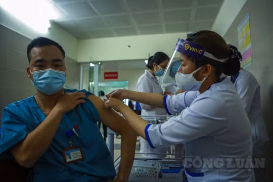 Hà Nội: Tiêm vắc xin Covid -19 cho 30 nhân viên y tế của Bệnh viện Thanh Nhàn