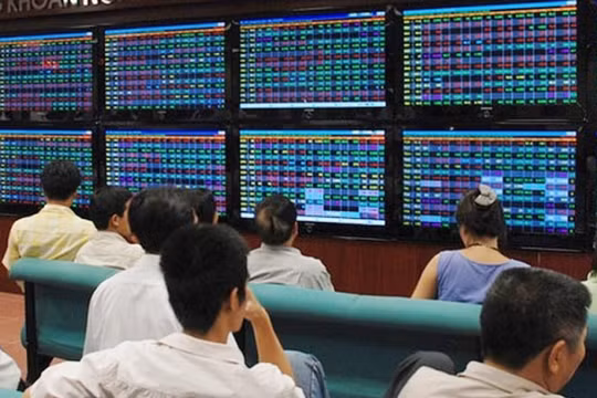 Tiền chảy mạnh vào nhóm bluechip và ngân hàng, Vn-Index bật tăng trở lại