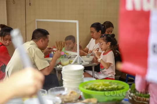 Hà Nội: Bún phở ăn sáng đông nghịt khách trong ngày đầu tiên hàng quán mở cửa trở lại