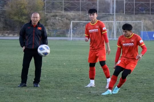 HLV Park Hang Seo thi sút xà ngang với dàn cầu thủ U23 Việt Nam