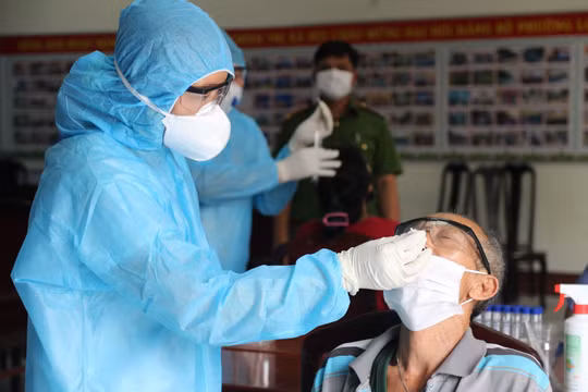TP. HCM: 17.274 người đang điều trị COVID-19 tại nhà