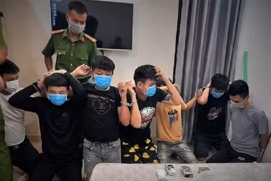 Bất chấp quy định giãn cách xã hội, 9 thanh niên vẫn tụ tập trong homestay sử dụng ma túy