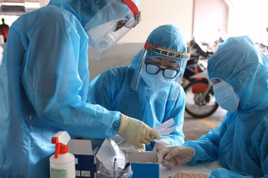 Không hoang mang, nhưng không chủ quan trước biến chủng Omicron