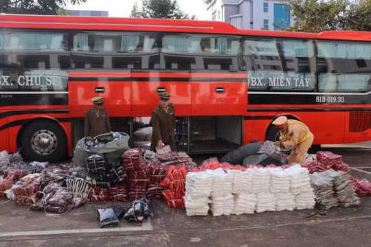 Đắk Lắk: Phát hiện xe khách vận chuyển hàng hóa không rõ nguồn gốc, xuất xứ