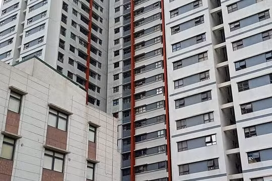 Hà Nội: Bé trai 3 tuổi rơi từ chung cư xuống tử vong