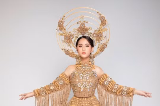 Bella Vũ Huyền Diệu mang trang phục về Môi trường của NTK Việt Hùng đến Ai Cập