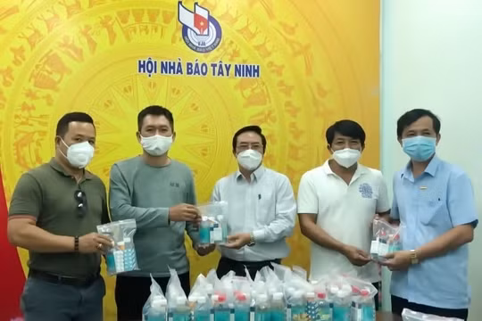 Tây Ninh trang bị thuốc điều trị Covid-19 cho đội ngũ làm báo